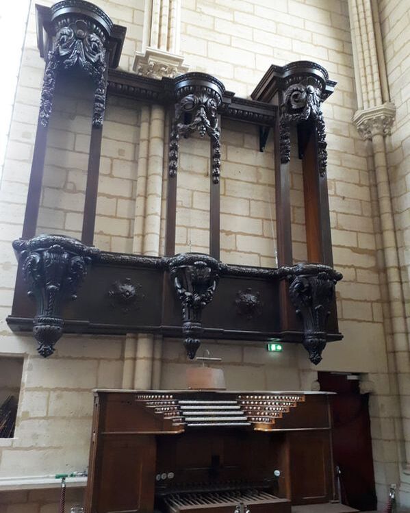 'montre' of the former choir organ, and the Cavaillé-Coll style curved console